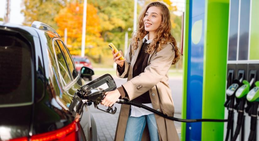 Ennyivel kerülne többe a tankolás Magyarországon védett ár nélkül