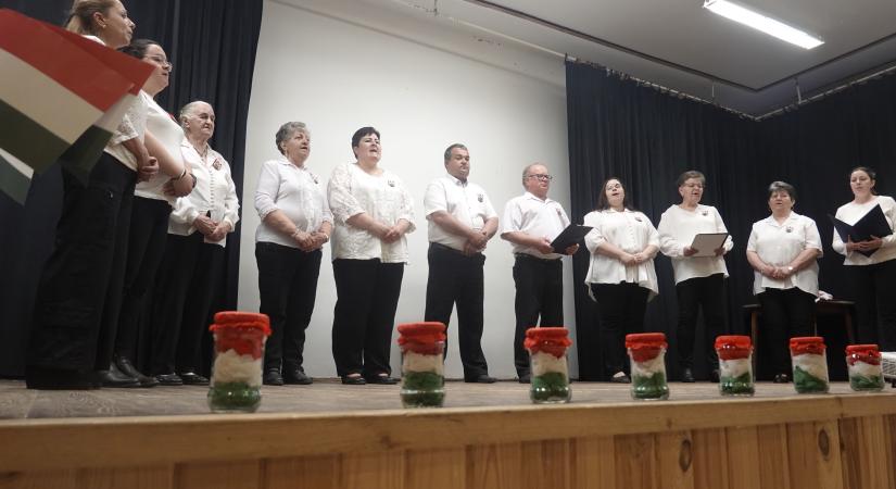 Koszorúzással és ünnepi műsorral tisztelgett Bakonszeg