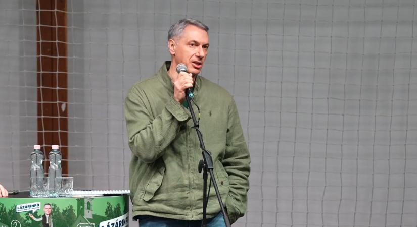 Alufólia-sisakos fiatalok is feltűntek Lázár János fórumán