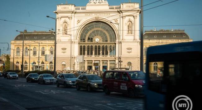 Átadták a Keleti pályaudvar első megemelt, akadálymentes peronját