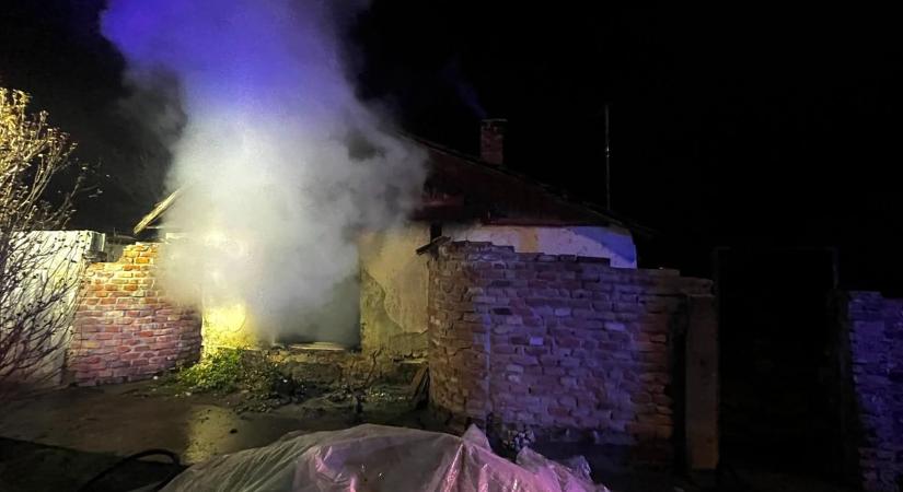 Tűz Szolnokon: több egységgel vonultak a tűzoltók egy füstölgő épülethez