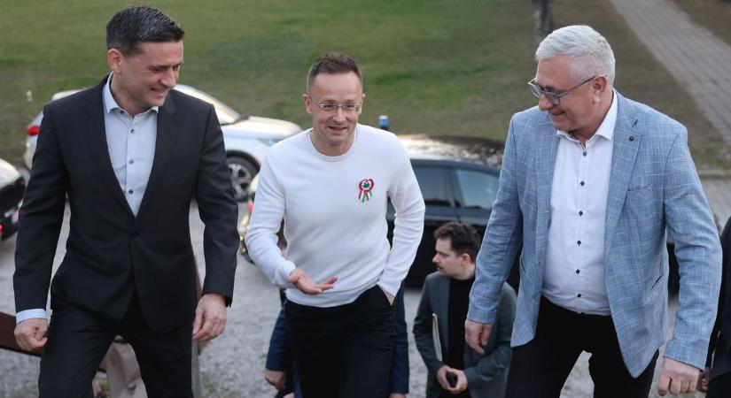 „Ez a választás a gyermekeink jövőjéről szól” – Telt házas fórum Edelényben Szijjártó Péterrel - fotókkal