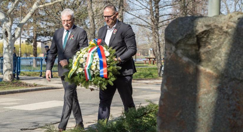 Koszorúzásokkal emlékeztek a 1848-49-es forradalom és szabadságharc eseményeire Székesfehérváron