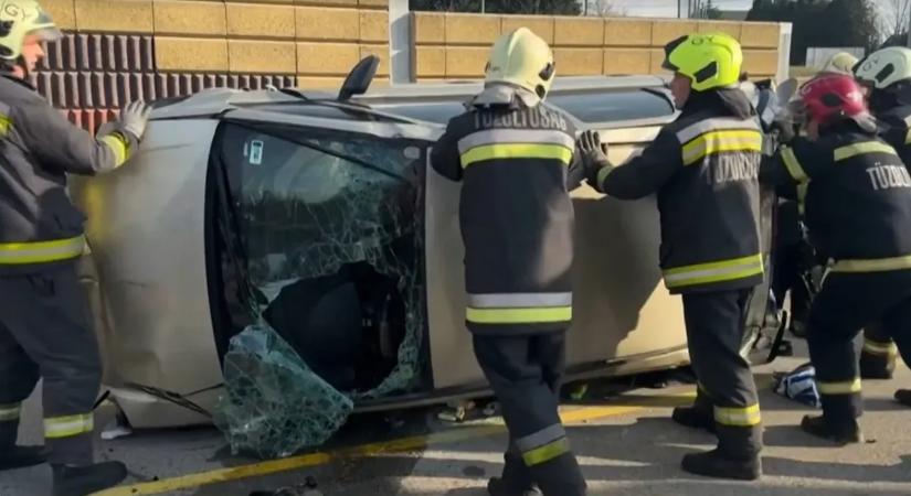 Részegen ült volán mögé a győri apa, kislányával együtt borult fel az autó – Videó