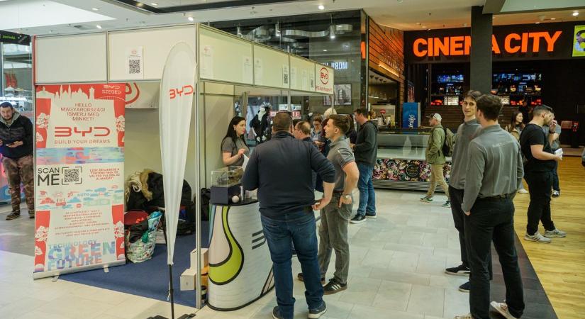 Állásbörze, parkolási vita és megható családi találkozás: eseménydús nap a vármegyében