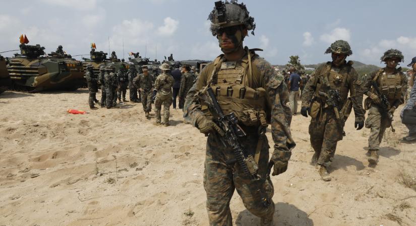 Érik a szárazföldi invázió? Trump tengerészgyalogosokat küld a Közel-Keletre