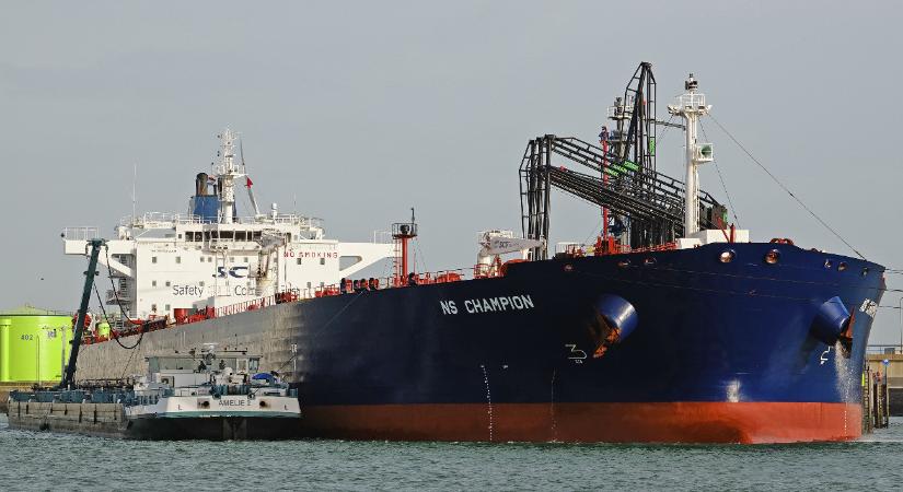 Feloldották egy időre az orosz tengeri olajszállítmányokat sújtó szankciókat – a nap hírei