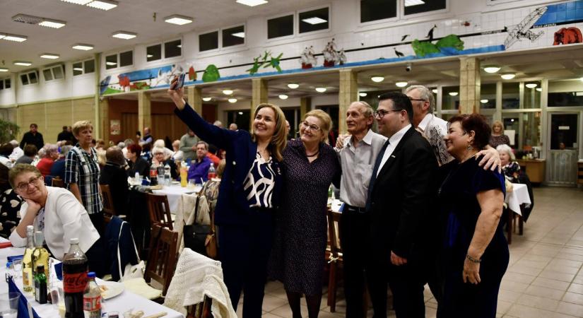 Széles Diána szépkorú választókkal bálozott