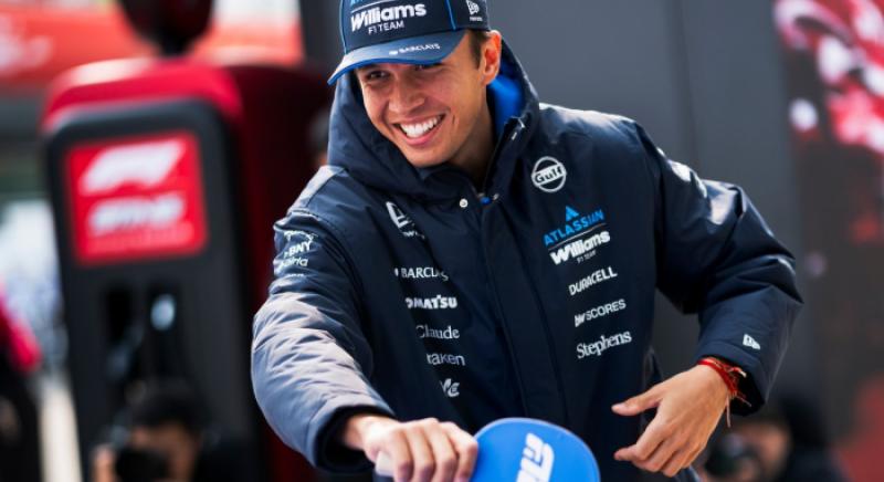 Albon csak a bokszutcából rajtolhat a kínai sprintfutamon