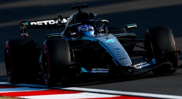 Russell nyert a Ferrarik előtt a kínai sprinten