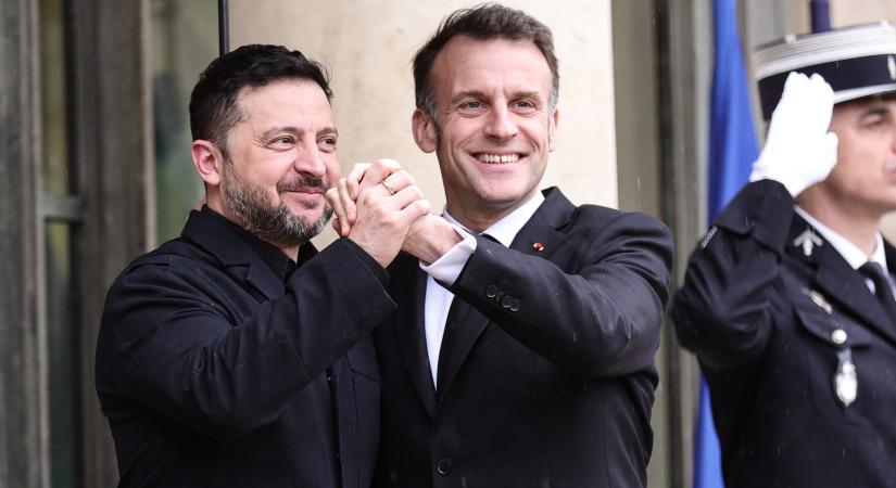 Emmanuel Macron is mellénk állt