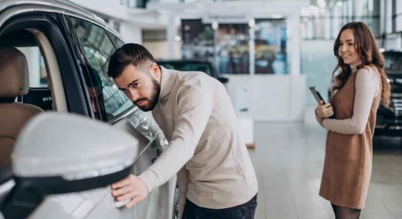 11%-kal csökkent az elektromos autók ára egy év alatt, tovább tolódik a kínálat a középkategóriás autók felé