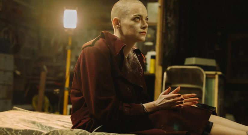 Hiába borotválták kopaszra, az elcsúfított Emma Stone így is mindenkit levett a lábáról