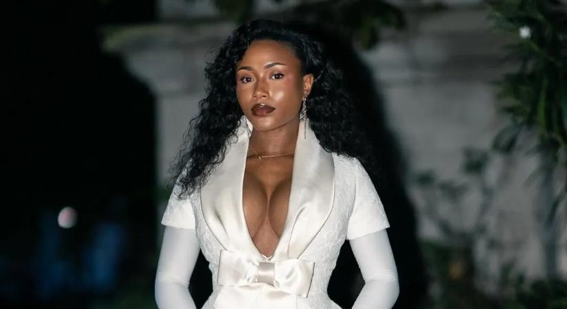 Minden tekintet az Arsenal sztárjának hatalmas mellű barátnőjére szegeződött az esküvőn