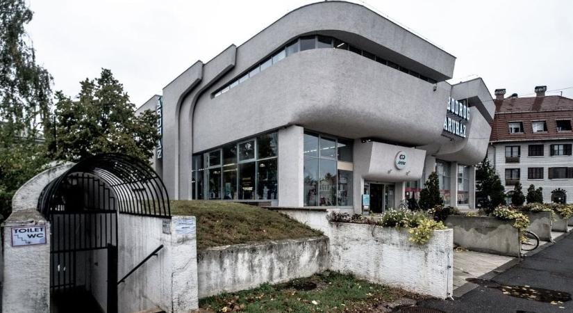 „Mint egy normandiai bunker” – Megosztja az internetet ez a különös zempléni áruház (fotókkal, videókkal)