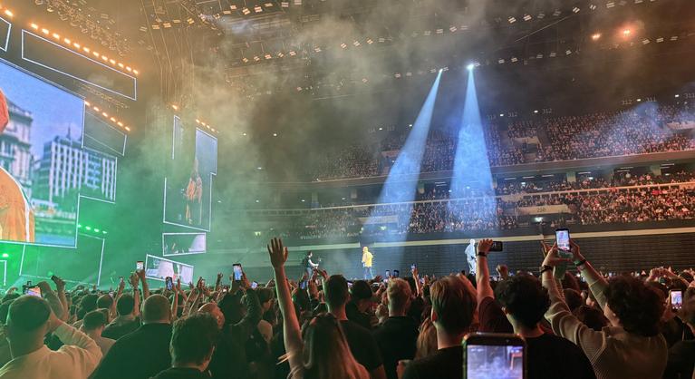 Ezrek szórakoztak egy olyan koncerten, ahol az előadó nem tud énekelni