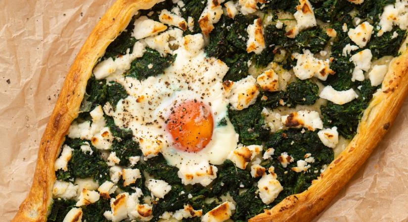 Olcsó és finom spenótos-sajtos pite tükörtojással – ez a folsavbomba a várandósok kedvence