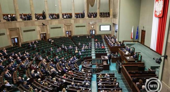 A lengyel parlament megválasztotta az alkotmánybíróság hat új tagját