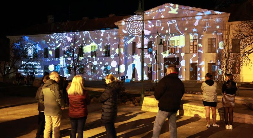 Vizuális robbanás történt Szekszárd főterén (fotókkal)