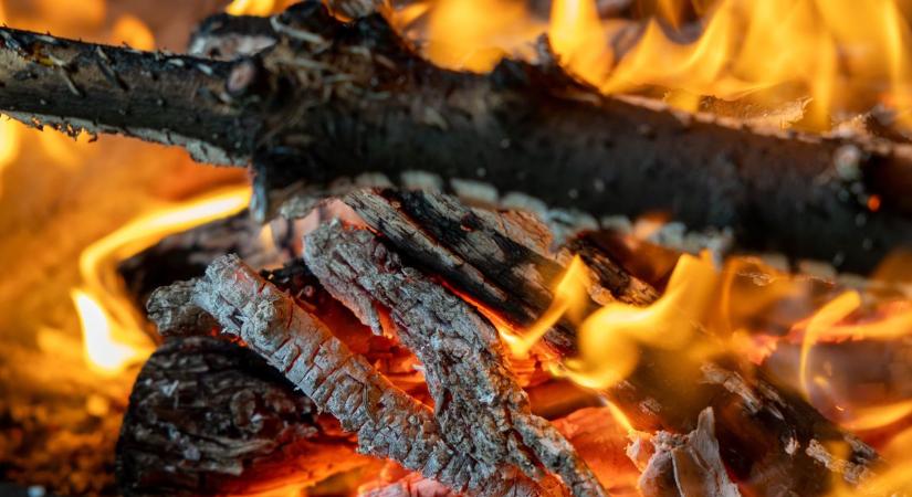Teljes terjedelmében égett a tároló, a szabadnapos szabolcsi tűzoltó azonnal cselekedett