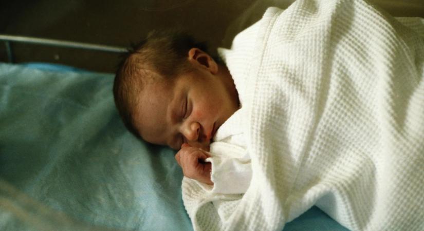 Mi történik a kórházban ragadt csecsemőkkel? Láthatatlan gyerekek a rendszer szorításában