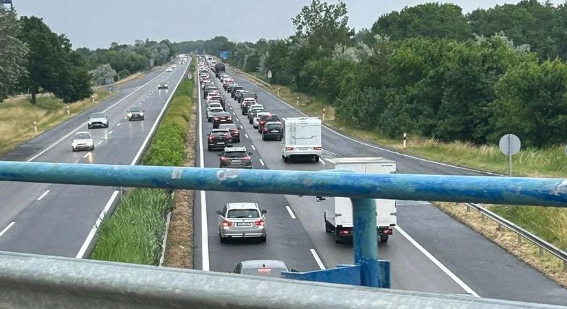 Szalagkorlátnak csapódott egy teherautó az M3-as autópályán