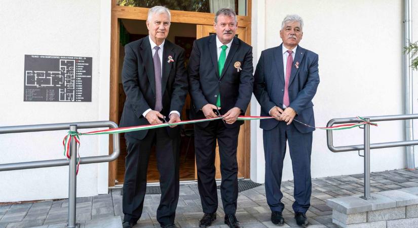 A nemzeti ünnep előtt két nappal átadták a felújított csempeszkopácsi faluházat