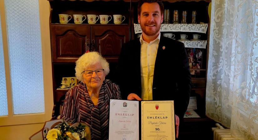 90 éves lett Terike néni - a polgármester is felköszöntötte