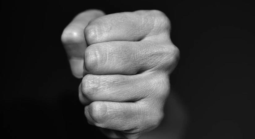 Ököllel estek neki a Tisza női aktivistájának Mosonmagyaróváron