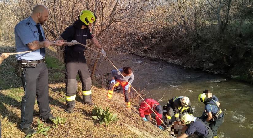 A vasúti hídról zuhant a Kapos folyó kövekkel teli medrébe a 18 éves férfi