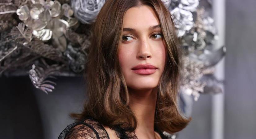 Éveket fiatalít a megjelenésen Hailey Bieber sminktrükkje: ezt az egyszerű módszert alkalmazza