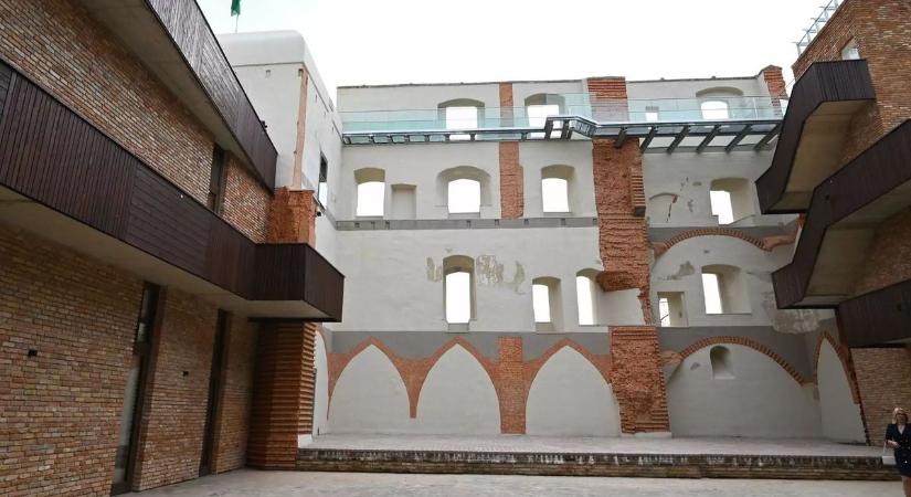 Véget ért a felújítás, lenyűgöző képek díszítik a kisvárdai vár falát (fotók)