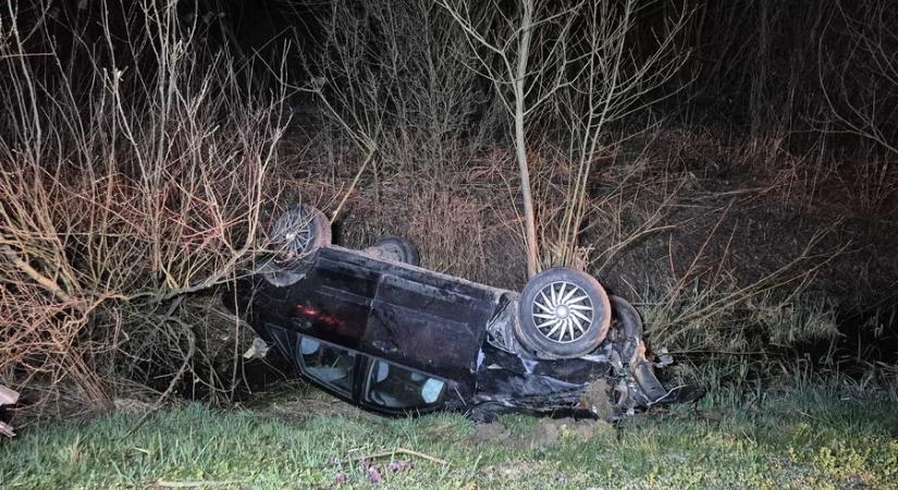 Jogosítvány nélkül, ittasan borult fel autójával egy zalakomári férfi a 7-esen