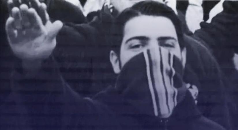 Náci karlendítés: így integet a Tisza Párt