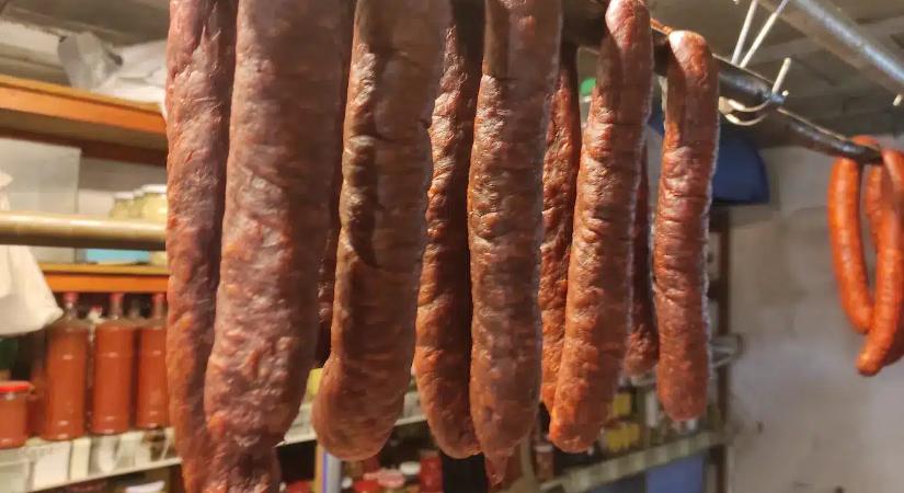 Így tárold a füstölt kolbászt és a sonkát, különben hamar penészes lesz