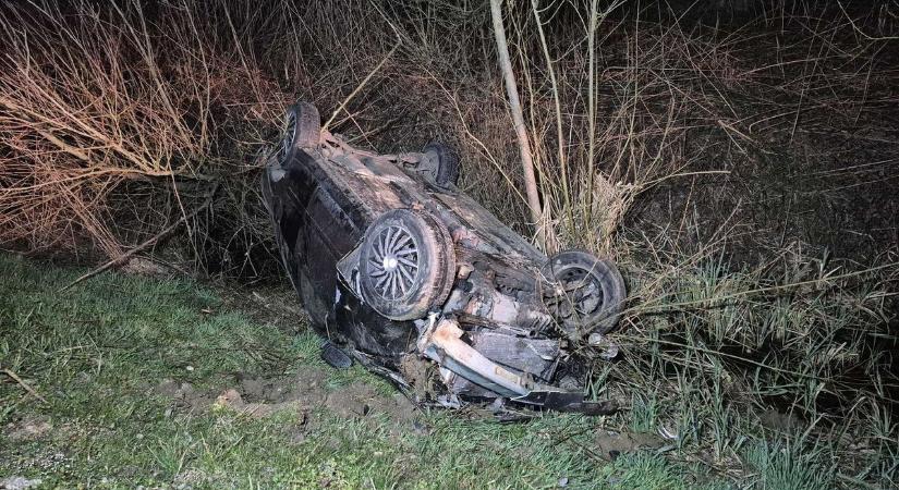 Részeg, jogsi nélküli sofőr borult fel a 7-es főúton - a rendőrség további információkat is megosztott