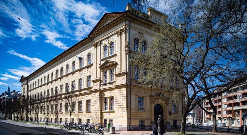 51 tanár kapott elismerést a szegedi Radnótiból, országos díjjal jutalmazták őket