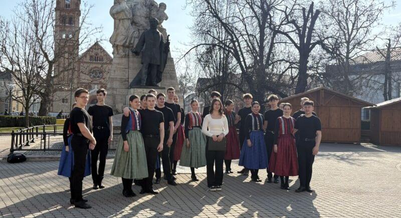 Flashmobokkal emlékezett az 1848-as forradalomra a nyíregyházi teátrum és a Művészeti Szakgimnázium