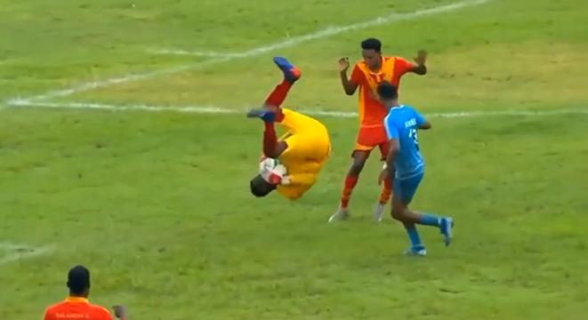 Bizarr tizenegyes: előreszaltóval ütötte ki a kapus a támadót – videóval