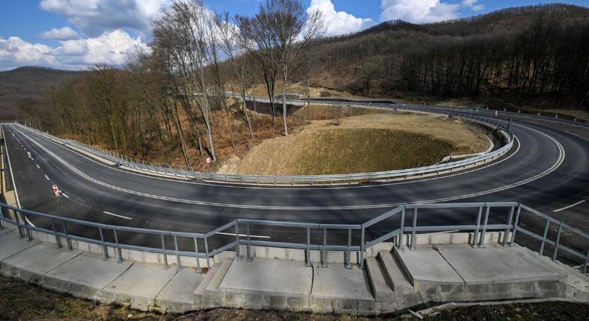 37 milliárdos fejlesztés: átadták a kiszélesített 25-ös főutat Szentdomonkosnál