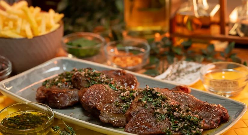 Így készül a legfinomabb serpenyőben sült tarja chimichurrival