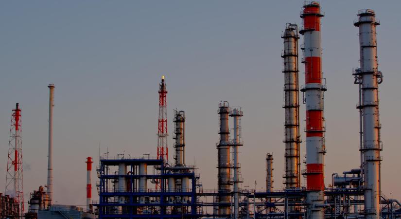 Tűz ütött ki egy orosz olajfinomítónál, drónzápor zúdult a Kavkaz kikötőre