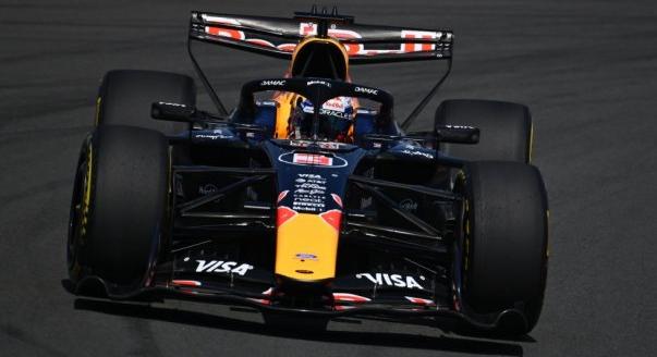 „Hiába változtatunk, vezethetetlen az autó” – Verstappen