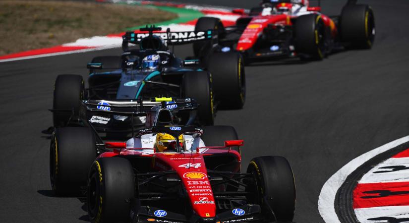 Hamilton célra tart: a Ferrari közelebb került a Mercedeshez, jöhet a csata Kínában