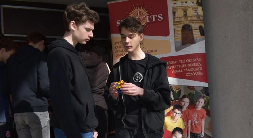 Matek az utcán: debreceni gimnazisták tették próbára a járókelők logikáját a π-napon