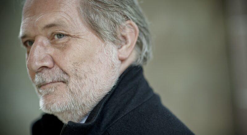 Megrongálták Eötvös Péter síremlékét a Farkasréti temetőben