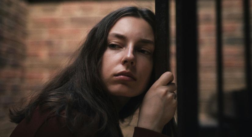 „Még ma is pánikolok, ha valaki azt mondja, nem ér rá.” – Gyerekkorban elhanyagolt felnőttek triggerei és reflexei