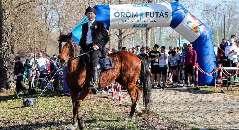 Huszár és kokárda – méltó módon ünnepeltek az Örömfutáson