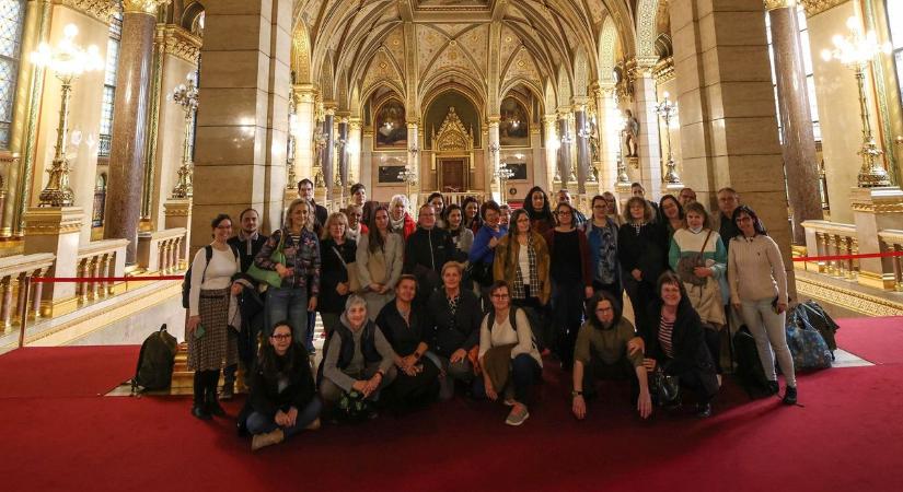 A Parlamentben jártak a vármegyei könyvtárosok (képgalériával)