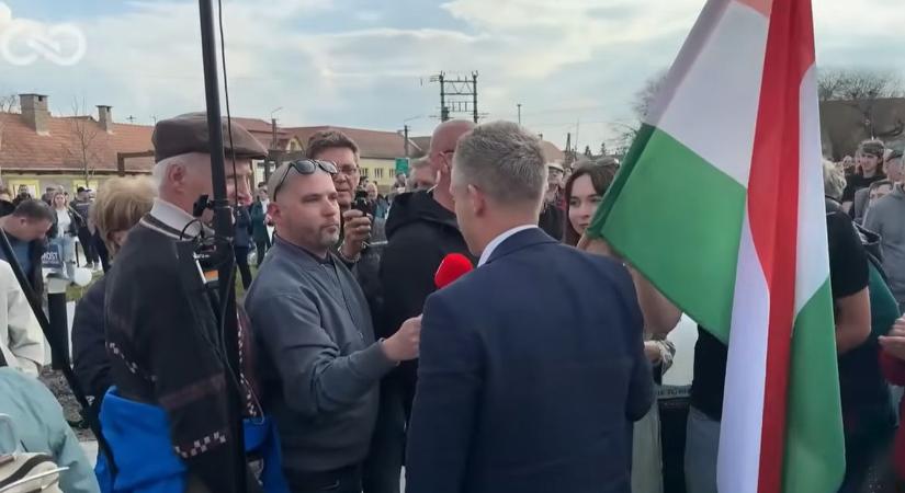 A Magyar Jelen munkatársával vitázott Magyar Péter Csákváron